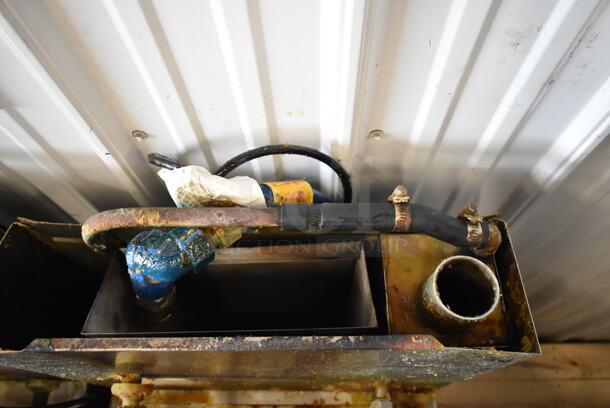 Henny Penny 600 Stainless Steel Commercial Floor Style Natural Gas Powered Pressure Fryer on Commercial Casters. 80,000 BTU. - Image 5 of 7