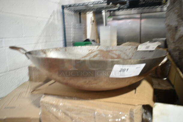 BRAND NEW SCRATCH AND DENT! 88534724 Town 34724 24" Hand Hammered Cantonese Wok - Image 3 of 6