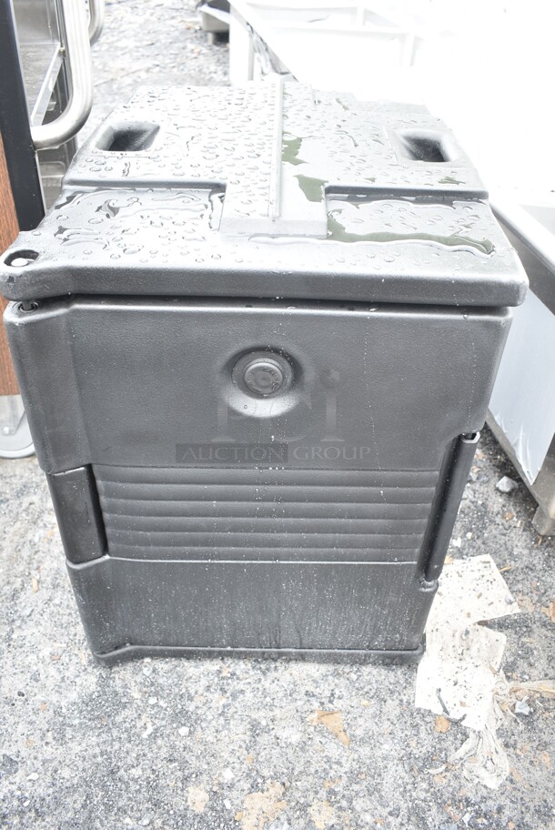 BRAND NEW SCRATCH AND DENT! Cambro UPC400 Black Poly Insulated Catering Carrying Case.  - Image 2 of 5