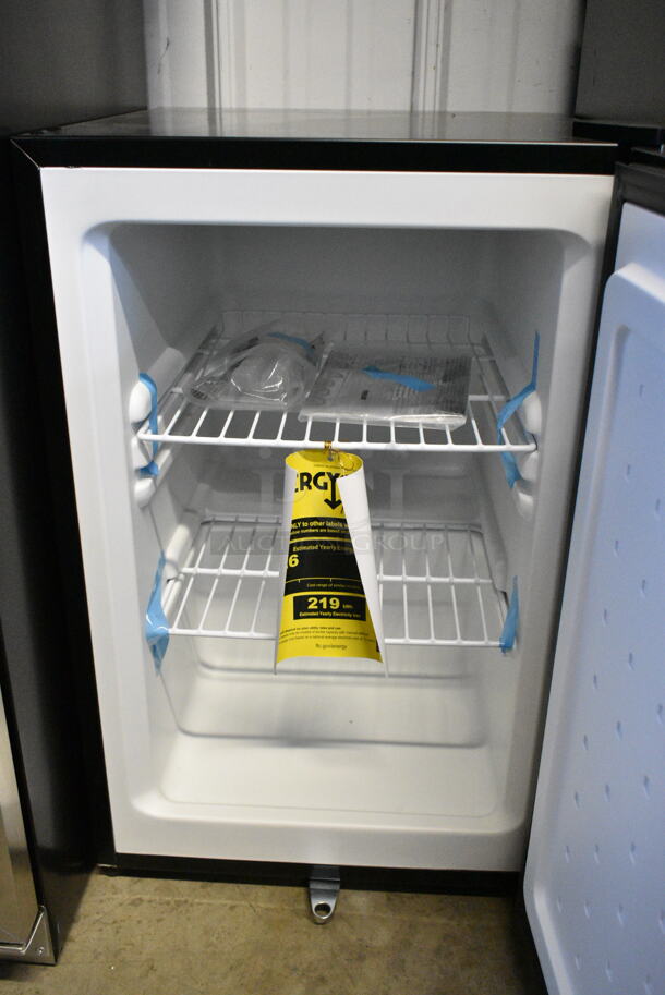 BRAND NEW SCRATCH AND DENT! Whynter CUF-210SSg Energy Star Stainless Steel Upright Freezer with Lock. 115 Volts, 1 Phase. Tested and Working! - Image 4 of 5