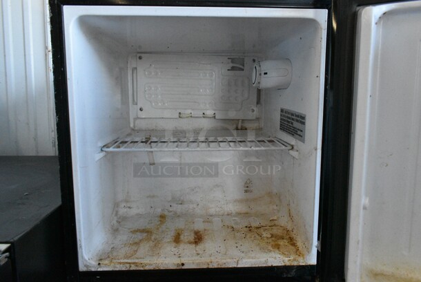 Magic Chef HMAR170BE Metal Mini Cooler. 115 Volts, 1 Phase. Tested and Working! - Image 3 of 5