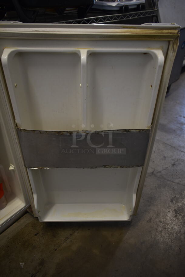 Haier HRQ04WNAWW Metal Mini Cooler. 115 Volts, 1 Phase. Tested and Powers On But Does Not Get Cold - Image 4 of 5