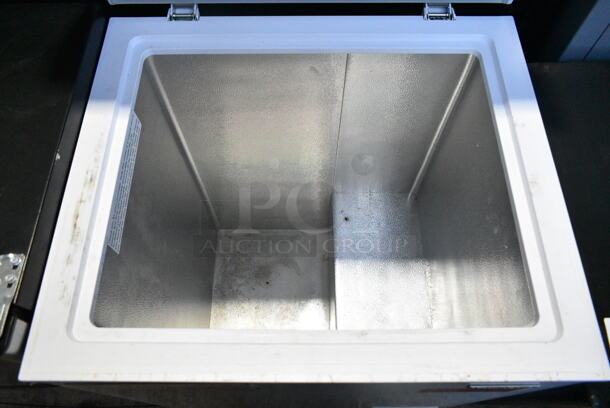 Thomson TFRF520-F-SM Metal Chest Freezer w/ Hinge Lid. 115 Volts, 1 Phase. Tested and Working! - Image 5 of 6