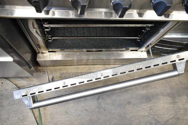 Thermador Stainless Steel Natural Gas Powered 4 Burner Range w/ Oven.  - Image 5 of 9