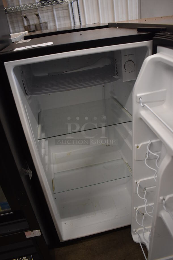 Galanz GLR33MBKE02 Metal Mini Cooler. 120 Volts, 1 Phase. 18x19x34. Cannot Test Due To Cut Power Cord - Image 4 of 6