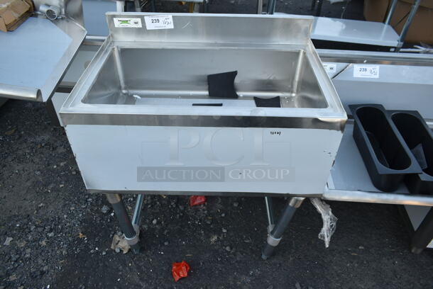 BRAND NEW SCRATCH AND DENT! Regency 600IB2130C7 Stainless Steel Ice Bin w/ Cold Plate.