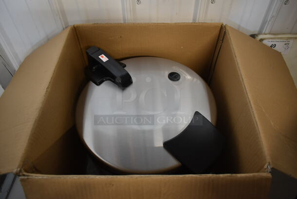 BRAND NEW SCRATCH AND DENT! Avantco 177RW92 Stainless Steel Commercial Countertop Rice Cooker. 120 Volts, 1 Phase. Tested and Working! - Image 2 of 11