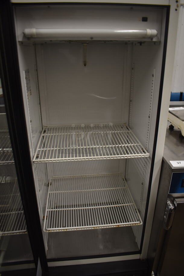 True GDM-12 Commercial Single Door White Reach-In Merchandiser Cooler With Polycoated Shelves On Commercial Casters. 115V, 1 Phase. Tested and Powers On But Does Not Get Cold - Image 4 of 5