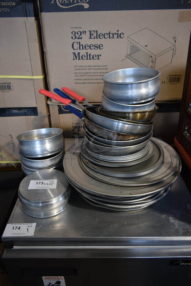 ALL ONE MONEY! Lot of Various Metal Baking Pans - Image 1 of 3