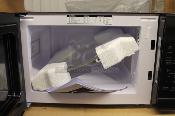 BRAND NEW SCRATCH AND DENT! Criterion CCM071B Countertop Microwave Oven. 120 Volts, 1 Phase.  - Image 6 of 7