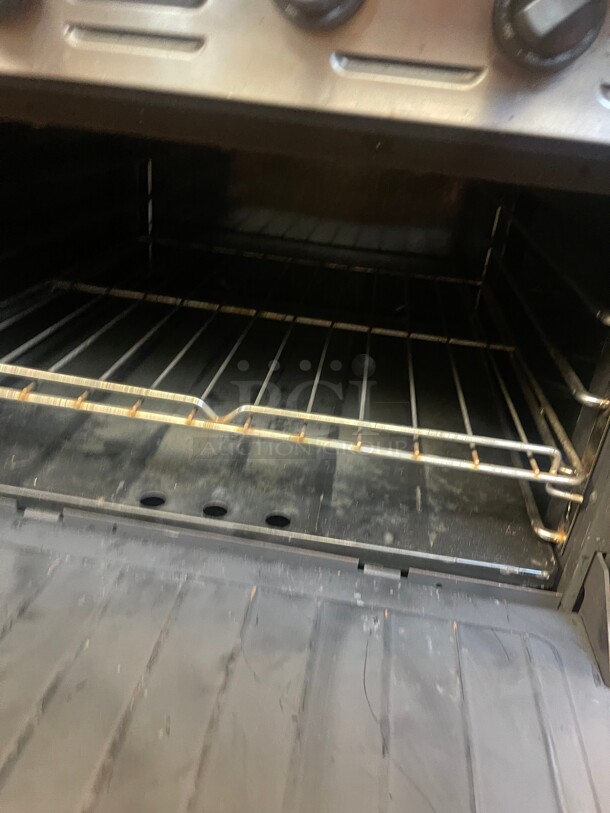 Working! Garland M47R Master Series Natural Gas 34 inch Commercial Griddle with Standard Oven - 139,000 BTU (Manual Controls)  - Image 9 of 10
