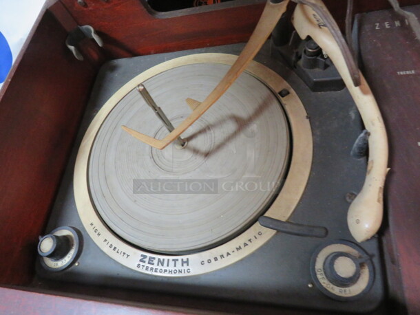 One VINTAGE Zenith Stereophonic High Fidelity Cobra Matic Record Player. - Image 3 of 4