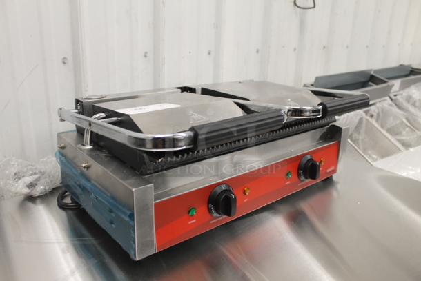 BRAND NEW SCRATCH AND DENT! Avantco 177P84 Stainless Steel Commercial Countertop Double Commercial Panini Sandwich Grill with Grooved Plate. 18 3/16" x 9 1/16" Cooking Surface. 120 Volts, 1 Phase. Tested and Working! - Image 2 of 7