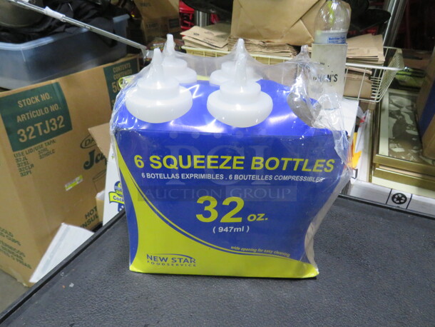 NEW 32oz Squeeze Bottle With Lid. 4XBID
