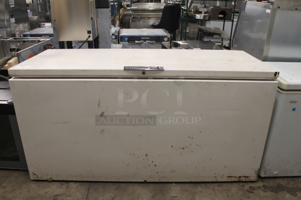 Kelvinator KCM253F Electric White Chest Food Freezer. 115 Volts, 1 Phase. Tested and Working!