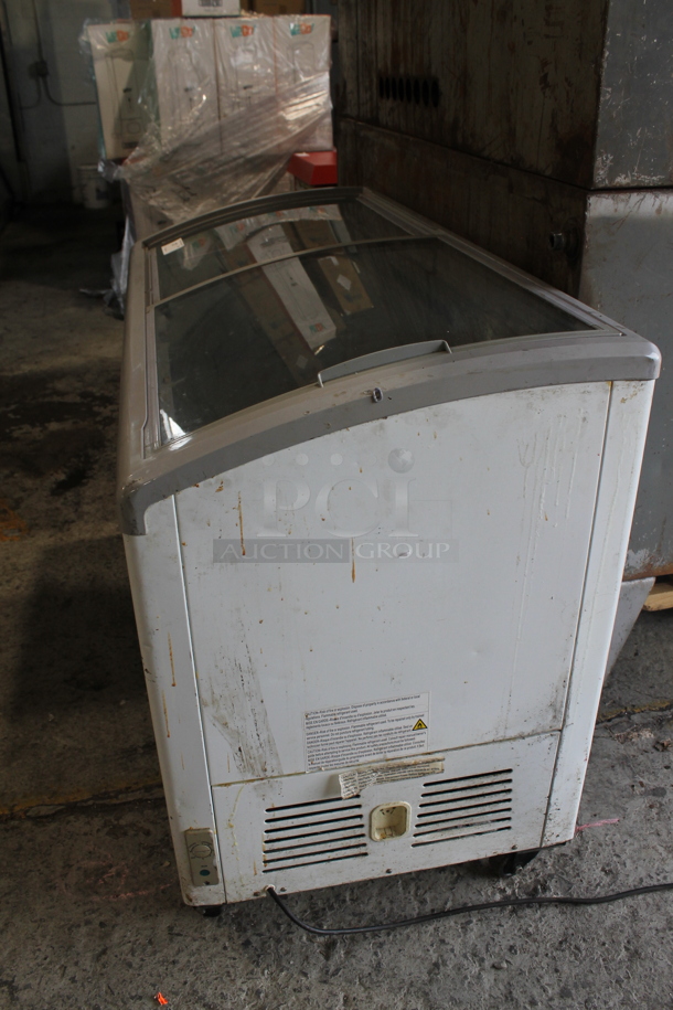 Avantco 360ICFC13 Metal Commercial Floor Style Chest Freezer Merchandiser on Commercial Casters. 115 Volts, 1 Phase. Tested and Working! - Image 2 of 11