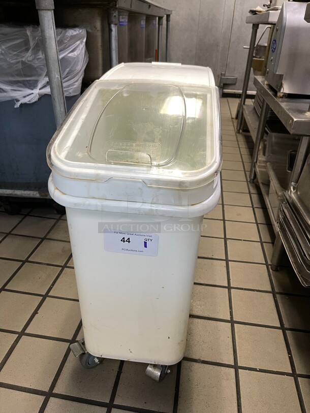 Clean! Baker's Mark 21 Gallon / 335 Cup White Slant Top Mobile Ingredient Storage Bin with Sliding Lid NSF - Image 2 of 7