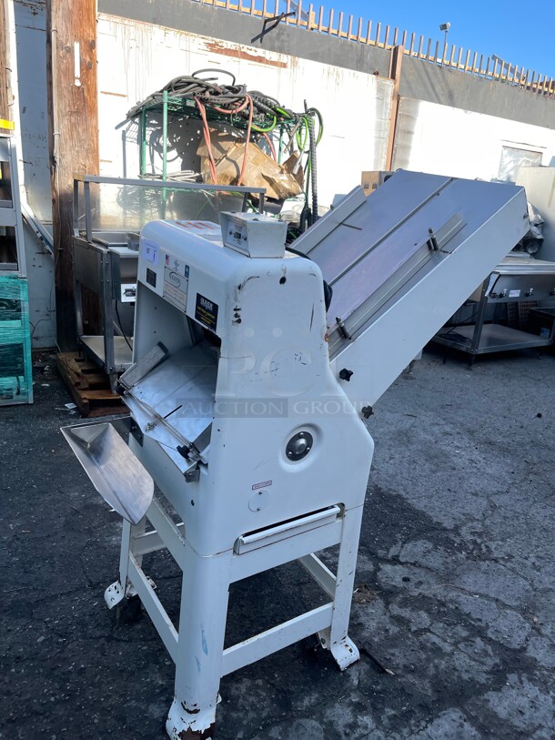 Nice! Oliver 797-N Gravity-Feed Commercial Bread Slicer w/ Last-Loaf Pusher, Gravity-Feed, 115 Volt Tested and Working! - Image 2 of 10