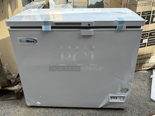 BRAND NEW SCRATCH & DENT! Koolmore SCF-7C 37 In. Commercial Chest Freezer 7 Cu Ft. TESTED! IN PROPER WORKING ORDER.  - Image 3 of 6