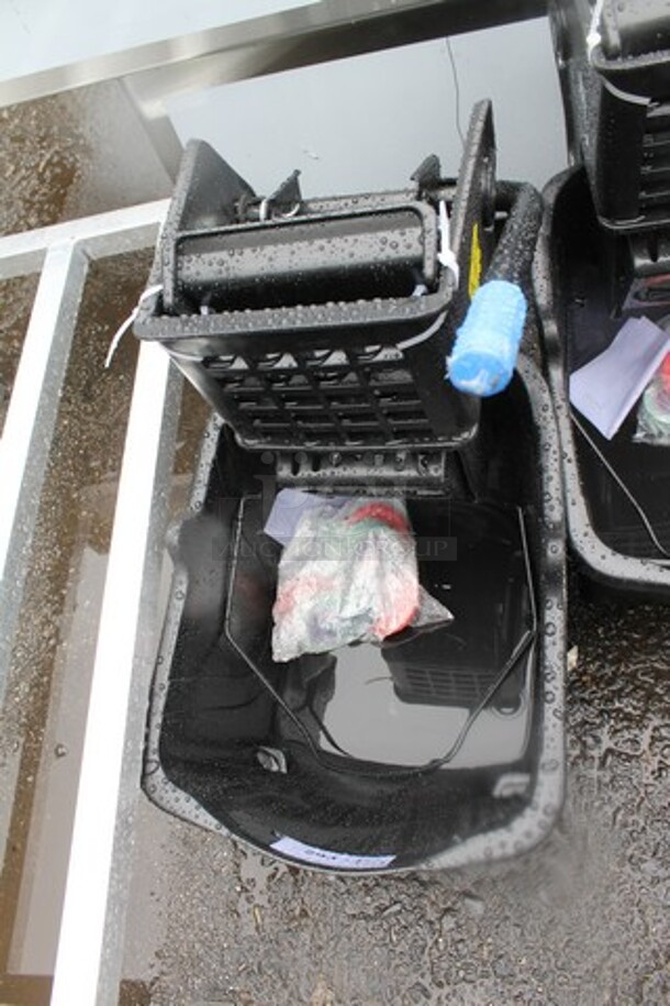 BRAND NEW SCRATCH AND DENT! Lavex 274MOPBCKTBK 35 Qt. Black Mop Bucket & Side Press Wringer Combo - Image 2 of 3