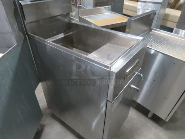 One Royal Natural Gas Deep Fryer. 15.5X31X46 - Image 3 of 3