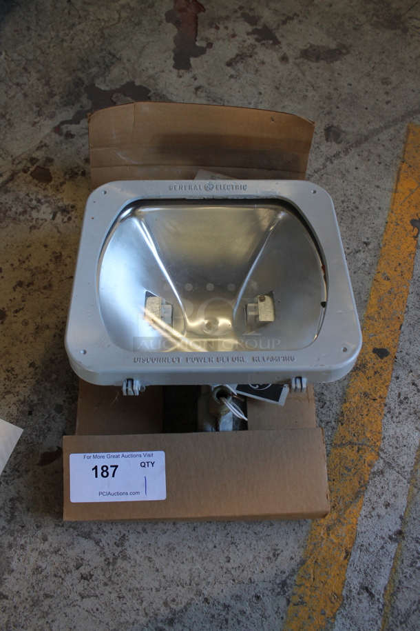 F-500A Metal Floodlight. - Image 1 of 3