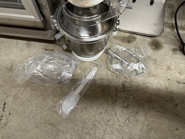 LIKE NEW! Globe SP5 Metal Commercial Countertop 5 Quart Planetary Dough Mixer w/ Stainless Steel Mixing Bowl, Poly Guard, Whisk and Paddle Attachment. 110 Volts, 1 Phase. Tested and Working! - Image 2 of 7
