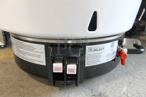 BRAND NEW SCRATCH AND DENT! Emperor's Select 478EGRC140NG Metal Commercial Countertop Natural Gas Powered Rice Cooker. 28,000 BTU. Tested and Working! - Image 4 of 10