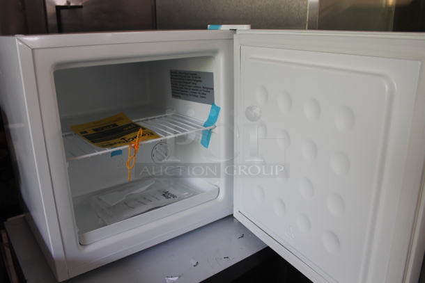 Arctic King AUFM011AEW Mini Freezer. 115 Volts, 1 Phase. Tested and Working! - Image 4 of 6