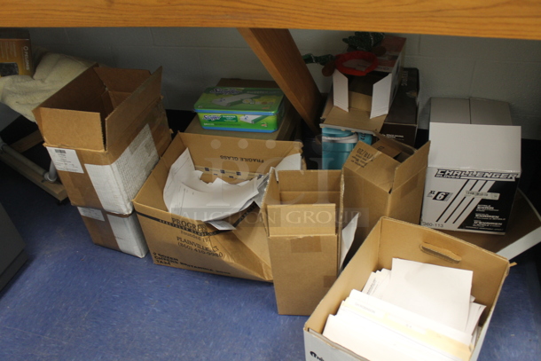 ALL ONE MONEY! ROOM LOT of Various Items Including Desk, Chair, Computer and Printer. BUYER MUST REMOVE. - Image 5 of 12