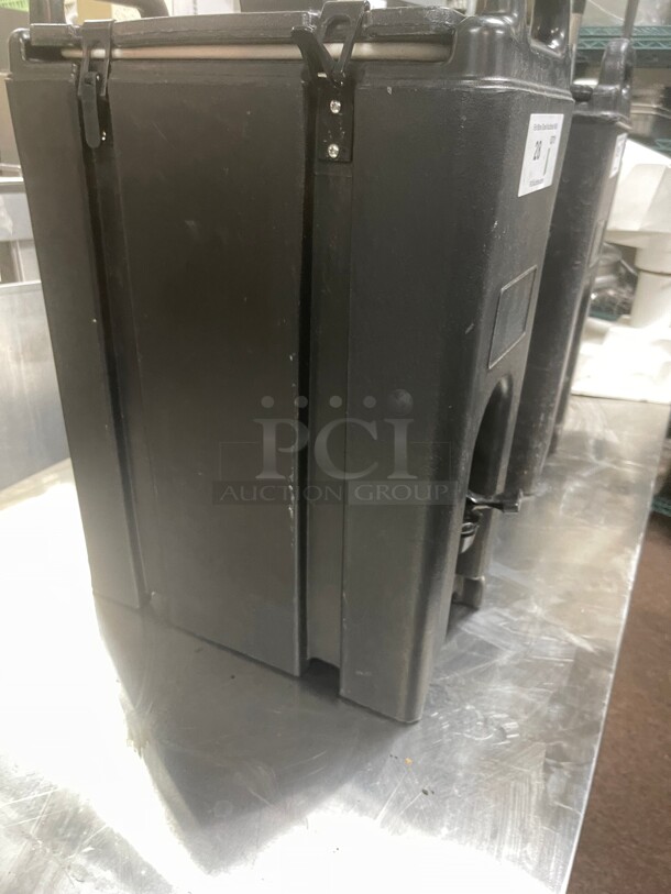 Clean! Cambro 500LCD Camtainers® 4.75 Gallon Black Insulated Beverage Dispenser NSF  - Image 4 of 10