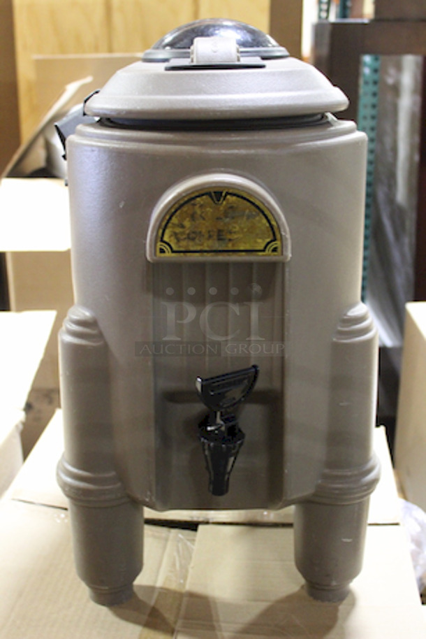  AMAZING! Cambro CSR3417 Camserver® 3 Gallon Dark Taupe Insulated Beverage Dispenser.
*Left Side Latch Is Damaged.