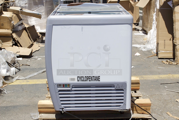 BRAND NEW SCRATCH & DENT! Avantco DFF9-HCL 39" Flat Top Display Ice Cream Freezer. SN:DFF91220230032 Tested. Turns On Does Not Get Cold. 
 - Image 6 of 6