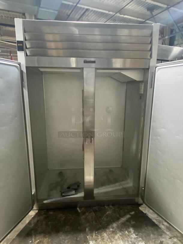 Traulsen G20010 52 1/10" Two Section Reach In Refrigerator, (2) Left/Right Hinge Solid Doors, 115v
 - Image 3 of 6
