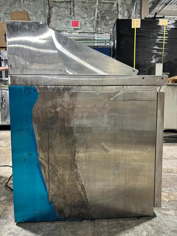 !BRAND NEW! SCRATCH & DENT Dukers DSP29 1-Door Commercial Food Prep Table Refrigerator in Stainless Steel
 - Image 5 of 6