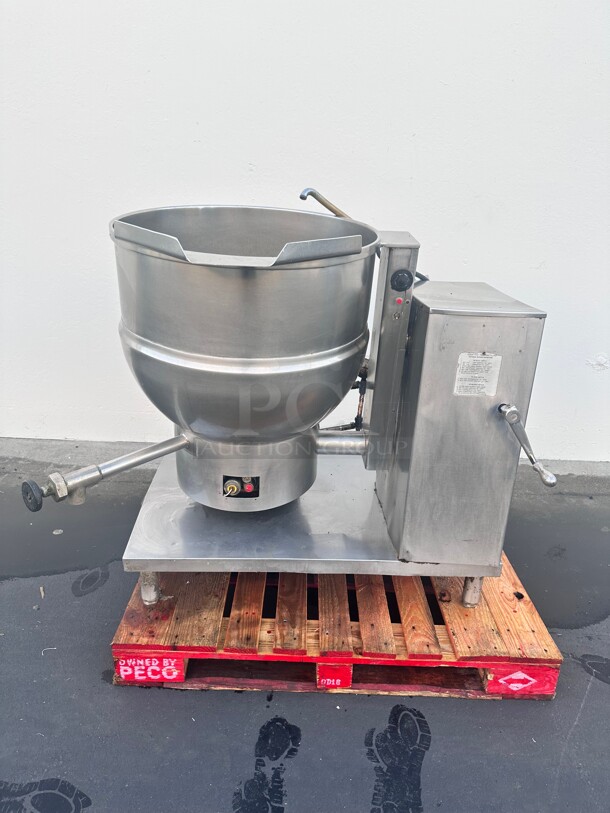 Working Groen DHT/40 40 gal Steam Kettle - Manual Tilt, 2/3 Jacket, Natural Gas Rare Find On Pallet and Ready Ship 