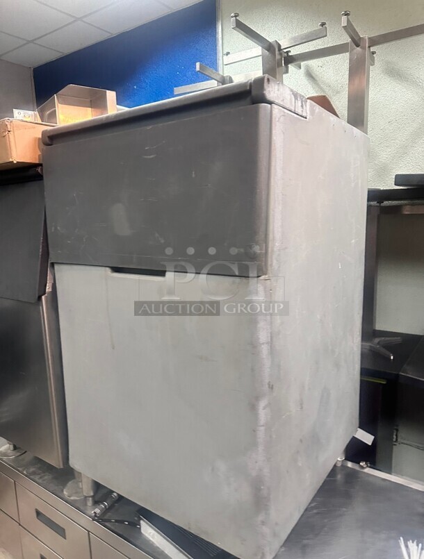 Hoshizaki Commercial Ice Bin 600 Lb Capacity  - Image 1 of 4