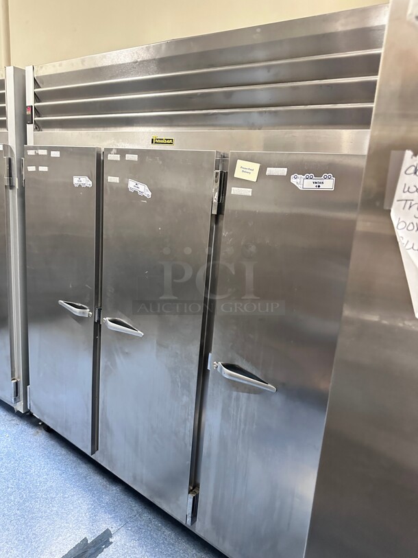 Late Model! Traulsen G31010 77 inch G Series Solid Door Reach-In Freezer with Left / Right / Right Hinged Doors 115 Volt Tested and Working! - Image 4 of 5