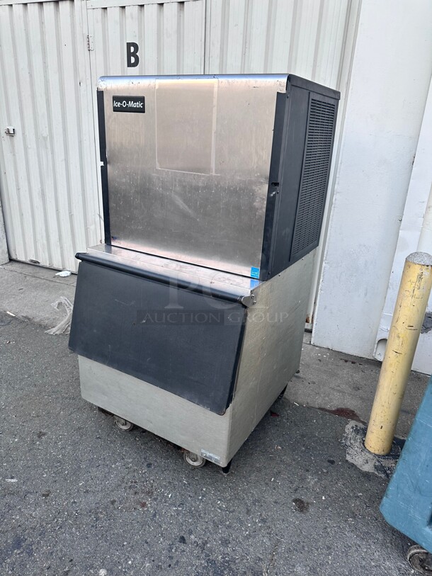 Certified Working! Ice-O-Matic ICE1006HA - 30 inch Ice Machine Cuber Head With Ice Bin - Air Cooled, 1000  lbs. Production Per Day 220 Volt 1 Phase NSF - Image 5 of 9