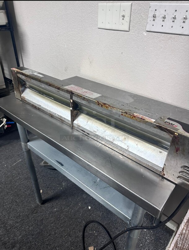 APW Wyott FD-36H 36 inch High Wattage Strip Food Warmer with Toggle Controls - 120V, 920W Working - Image 2 of 6