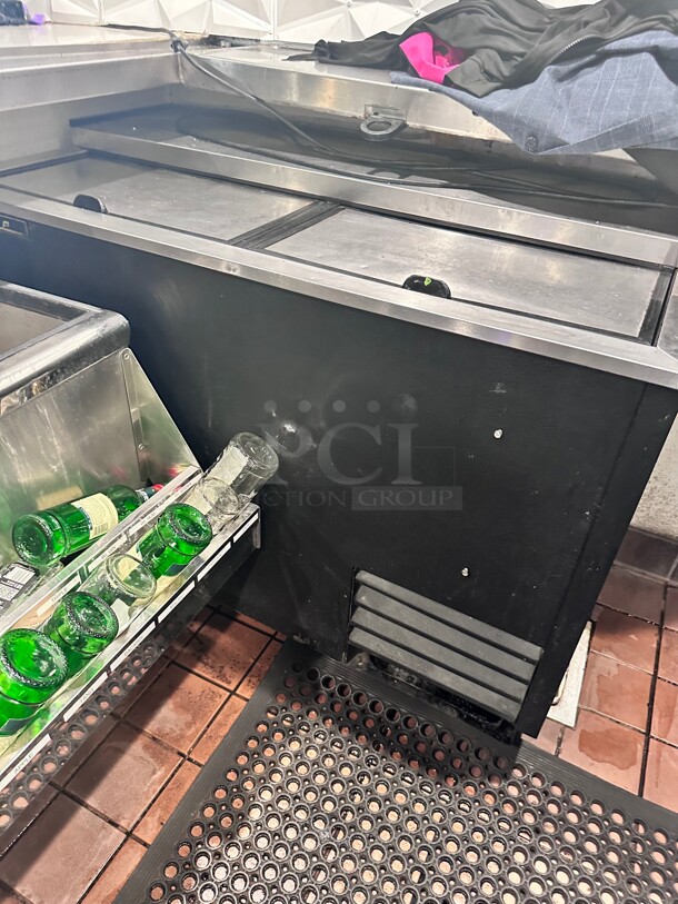 True TD-50-18 50 inch Forced Air Bottle Cooler - Holds (396) 12 oz Bottles, Lid Locks, 115v Wokring - Image 1 of 6