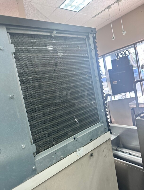 Working Manitowoc SY-0504A Air cooled ice maker 115 Volt With Ice Bin  - Image 8 of 9