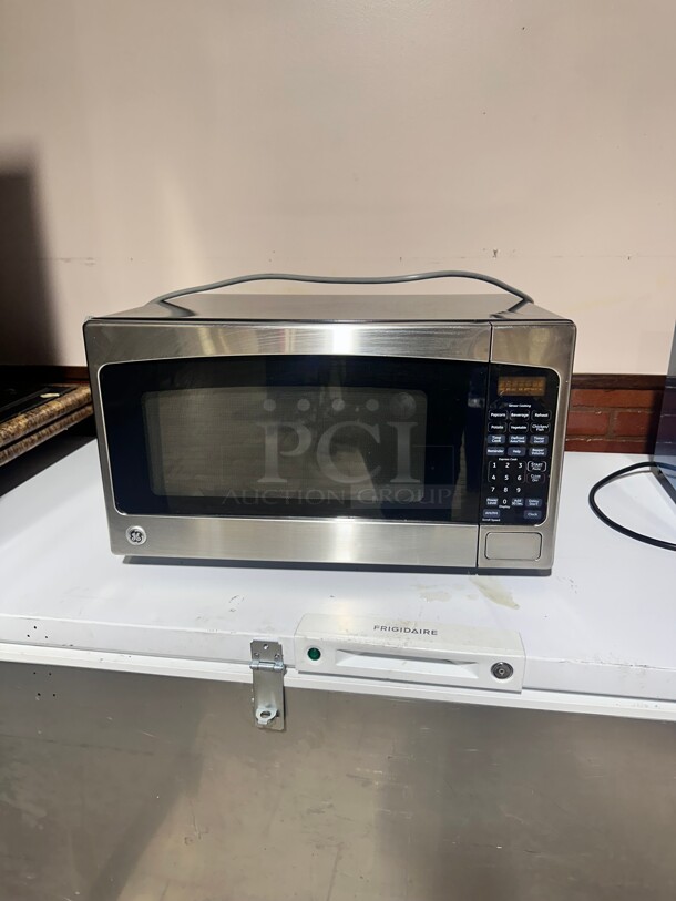 Late Model GE  1000 Watt Medium Duty Commercial Microwave Oven, 120V Working - Image 3 of 6