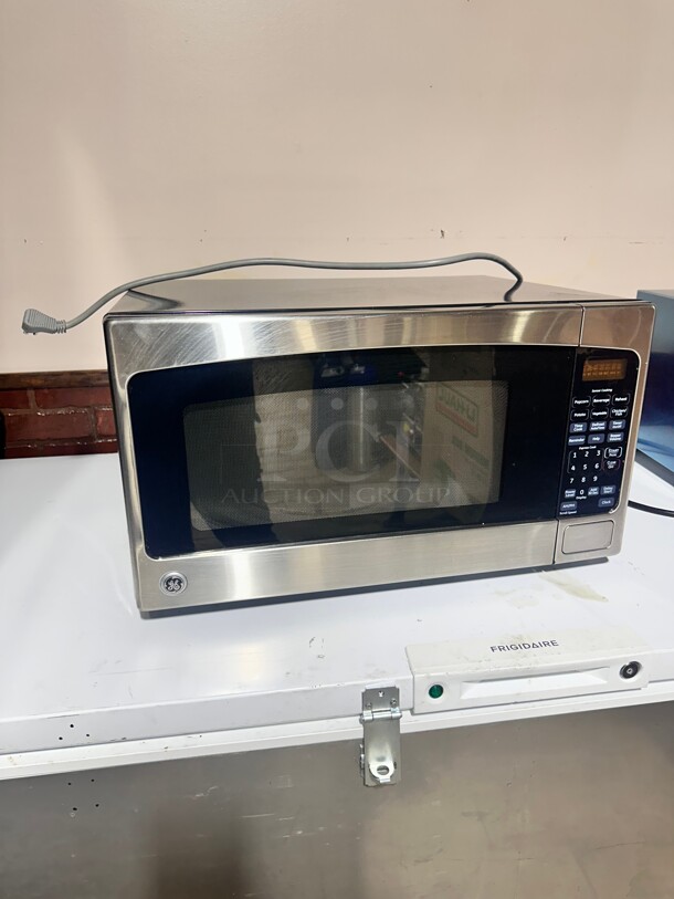 Late Model GE  1000 Watt Medium Duty Commercial Microwave Oven, 120V Working - Image 6 of 6