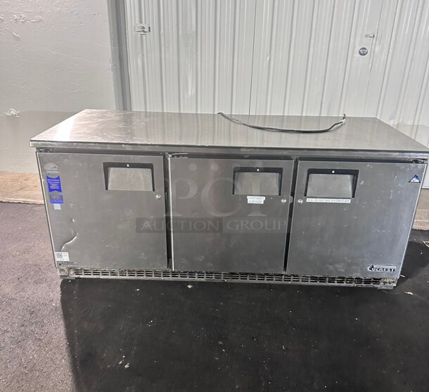 Late Model Everest Refrigeration ETBR3 71.125 Inch Three Section Back Mount Undercounter Refrigerator 22 Cubic Feet 115 Volt Working - Image 1 of 8