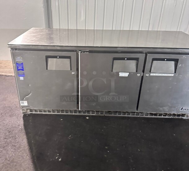 Late Model Everest Refrigeration ETBR3 71.125 Inch Three Section Back Mount Undercounter Refrigerator 22 Cubic Feet 115 Volt Working - Image 6 of 8