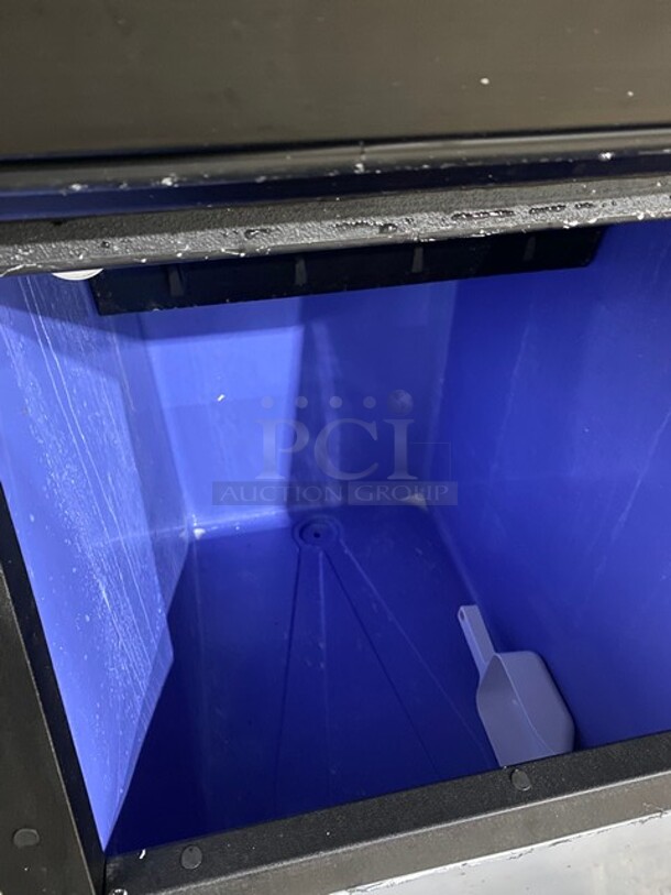 SWEET! LIKE NEW! Late Model 2023 Vevor Commercial Floor Style Ice-Making Machine! With Commercial Ice Bin Attached! All Stainless Steel! With Ice Scooper! On Legs! 115V! Model: LB440TA SN: D2371011972A040651! Working When Removed! - Image 5 of 10
