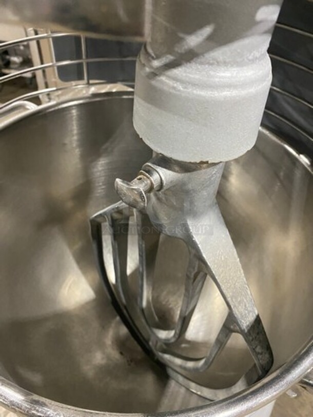 WOW! Hobart Legacy Metal Commercial Floor Style 30 Quart Planetary Dough Mixer w/ Stainless Steel Mixing Bowl and Bowl Guard! Working When Removed! MODEL HL300 SN 311469744 100-120 Volts, 1 Phase. - Image 7 of 9