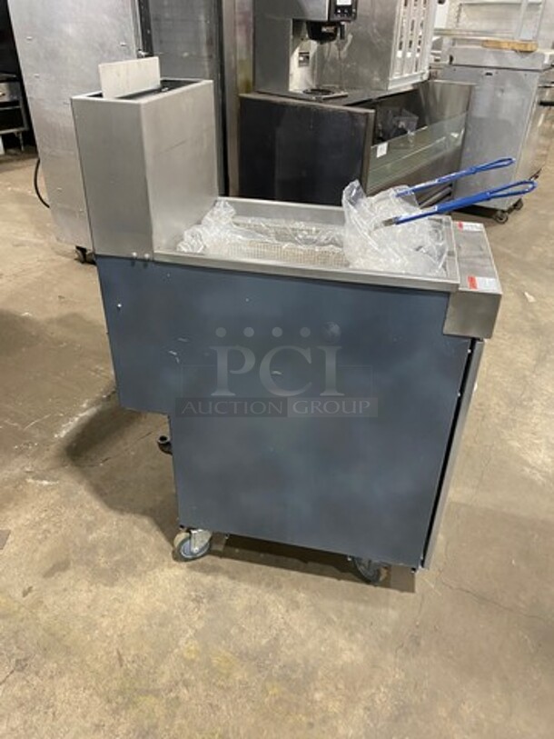 WOW! Vulcan Commercial Natural Gas Powered Deep Fat Fryer! With Frying Baskets! All Stainless Steel! On Castors! Working When Removed! Model: 1VEG35M1 SN: DV1157324 - Image 4 of 9