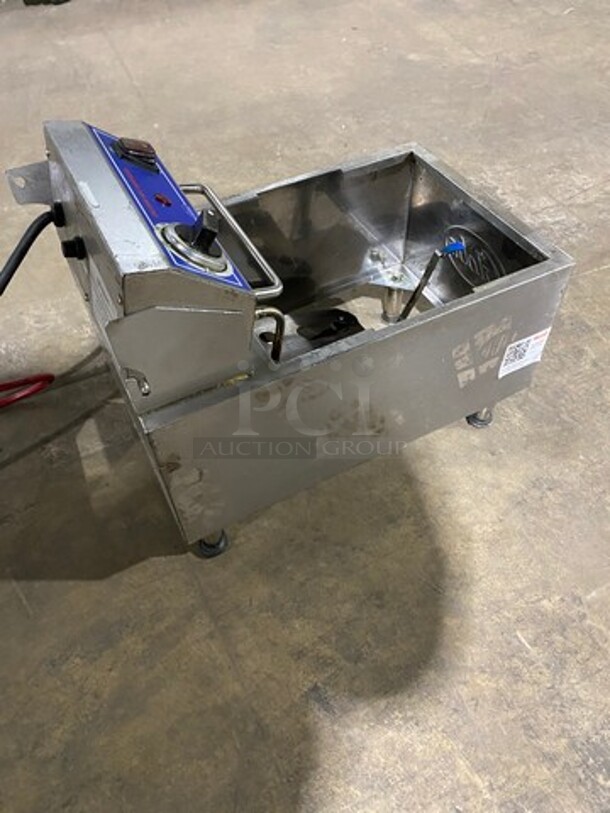 Globe Countertop Electric Powered Deep Fat Fryer! With Backsplash! All Stainless Steel! On Legs! Model: PF10E 120V - Image 4 of 8